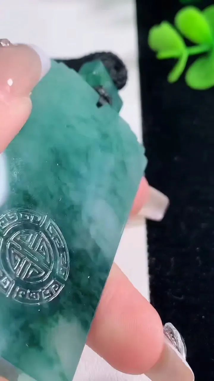 天然A货翡翠种飘花仿古无事牌吊坠，尺寸61.2-33.8-6.4，重量:47.98g
12月30日