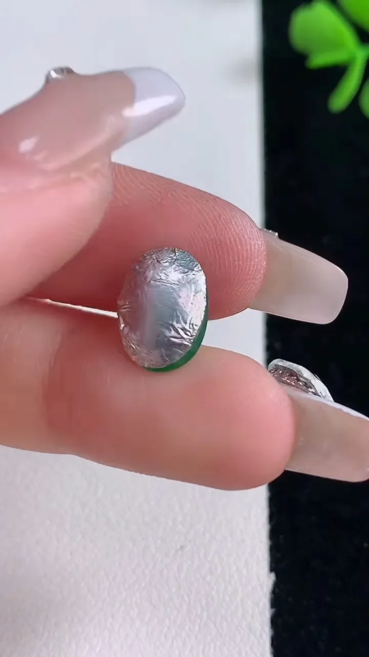 天然A货翡翠蛋面镶嵌件，尺寸11-9.5-4.7，重量:1.90g
12月30日