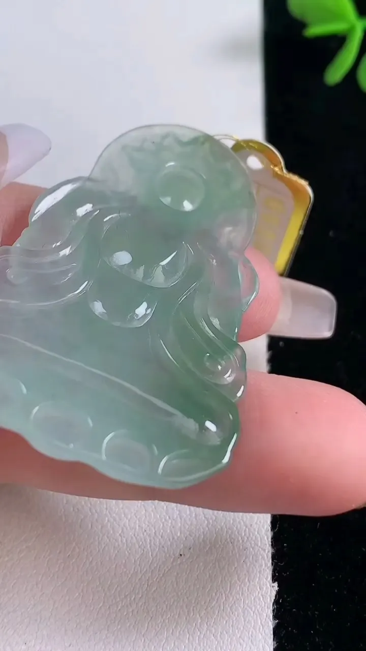 天然A货翡翠度母观音吊坠，尺寸48.2-31.3-4.6，重量:12.09g
12月30日