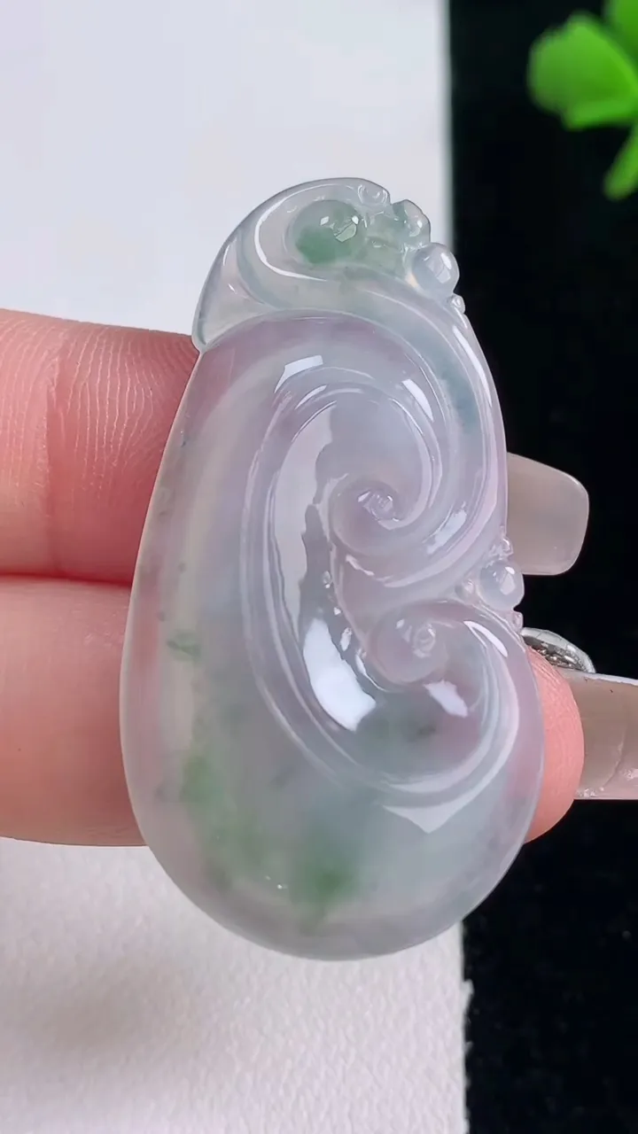 天然A货翡翠冰种飘花如意吊坠，尺寸42.7-21.3-6，重量:7.64g
12月30日