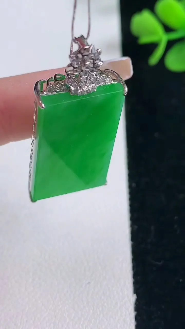 天然A货翡翠无事牌吊坠，尺寸38.7-28.8-15.6-6.3，重量:5.55g
12月30日