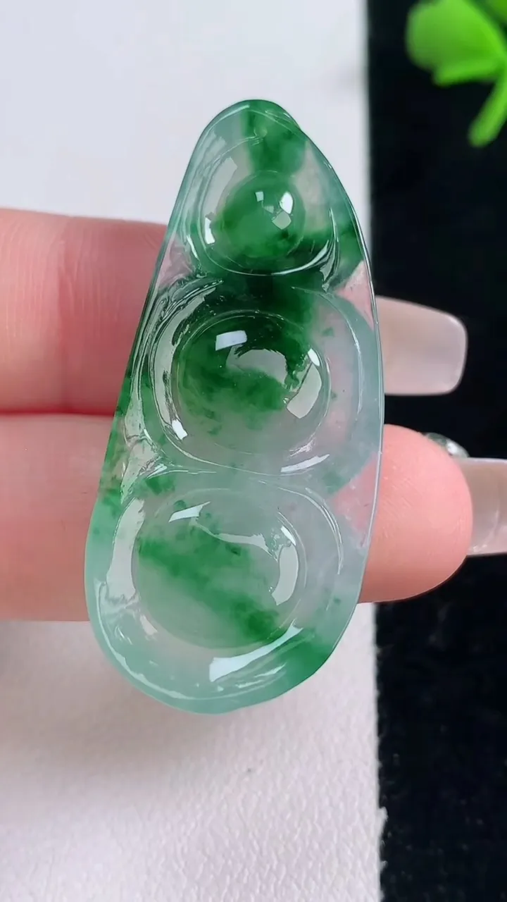 天然A货翡翠福豆吊坠，尺寸43-18.6-7.2，重量:8.05g
12月30日