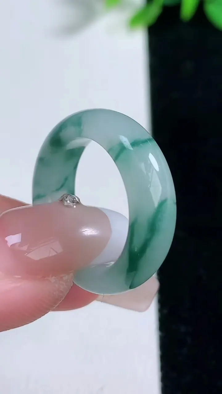 天然A货翡翠冰种飘花指环戒指，尺寸17-6.4-3.4，重量:4.52g2025年12月30日
工厂直销收藏佳品,种好水足，色泽均匀，有种有色，上手高大气！