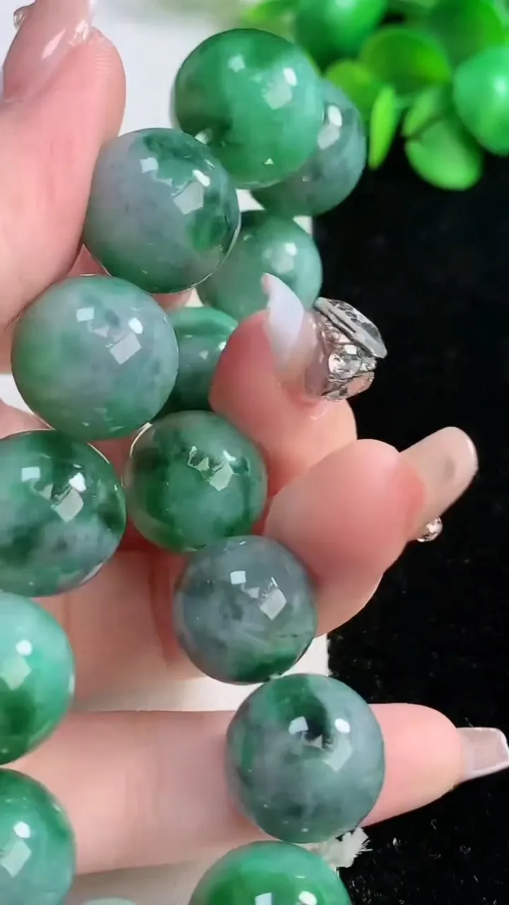 天然A货翡翠圆珠手串，尺寸15.2-14颗，重量:84.39g12月30日
工厂直销收藏佳品,种好水足，色泽均匀，有种有色，上手高大气！
