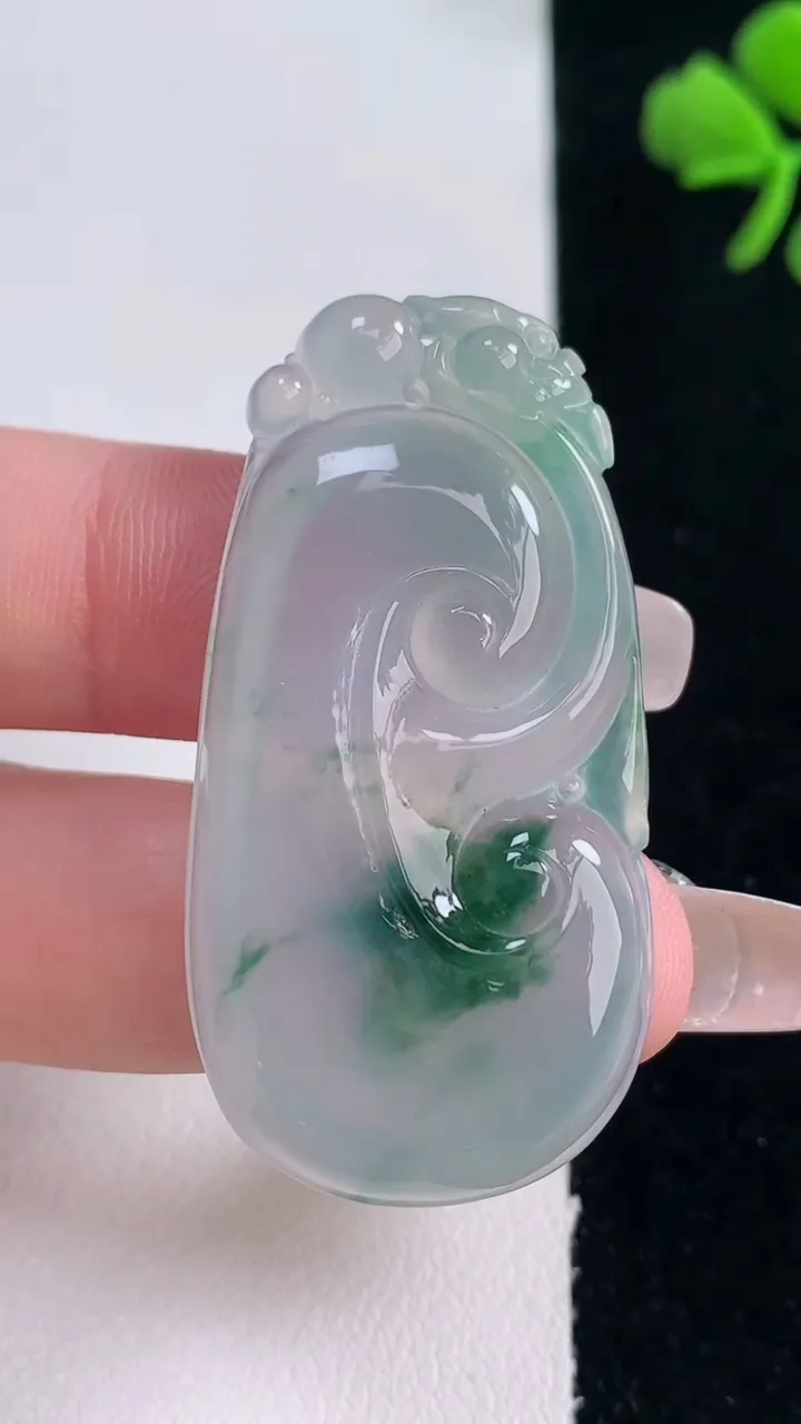 天然A货翡翠冰种飘花如意吊坠，尺寸44.7-22.8-4.7，重量:10.54g
12月30日