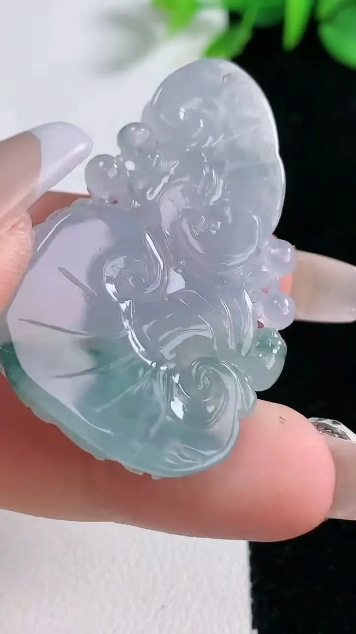 天然A货翡翠冰种飘花凤凰吊坠，尺寸41.8-27.2-7.7，重量:14.29g
12月30日