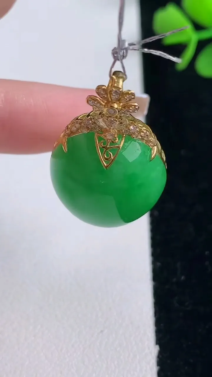 天然A货翡翠蛋面吊坠，尺寸32.7-22.2-18.5-10.8，重量:9.11g
12月30日