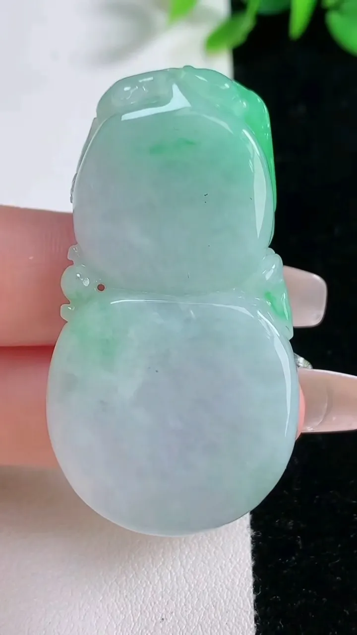 天然A货翡翠葫芦吊坠，尺寸50-26.4-10.8，重量:29.94g
12月30日