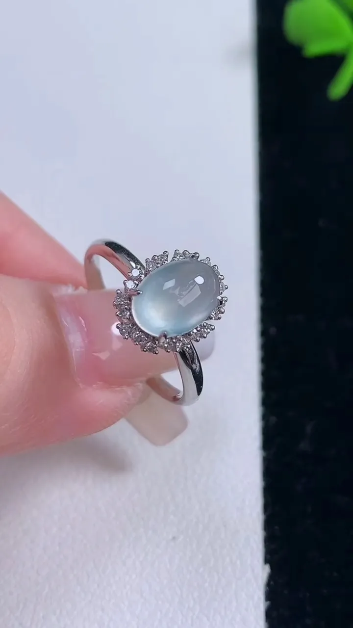 天然A货翡翠种白冰蛋面戒指，尺寸17.6-8.7-6.2-8.8，重量:2.40g2025年12月30日
工厂直销收藏佳品,种好水足，色泽均匀，有种有色，上手高大气！
