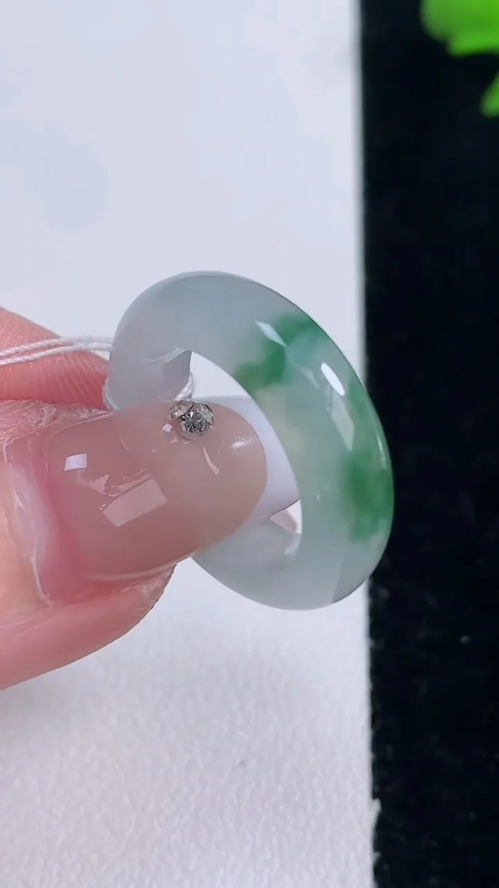 天然A货翡翠冰种飘花指环戒指，尺寸15.5-5.6-3.6，重量:4.15g2025年12月30日
