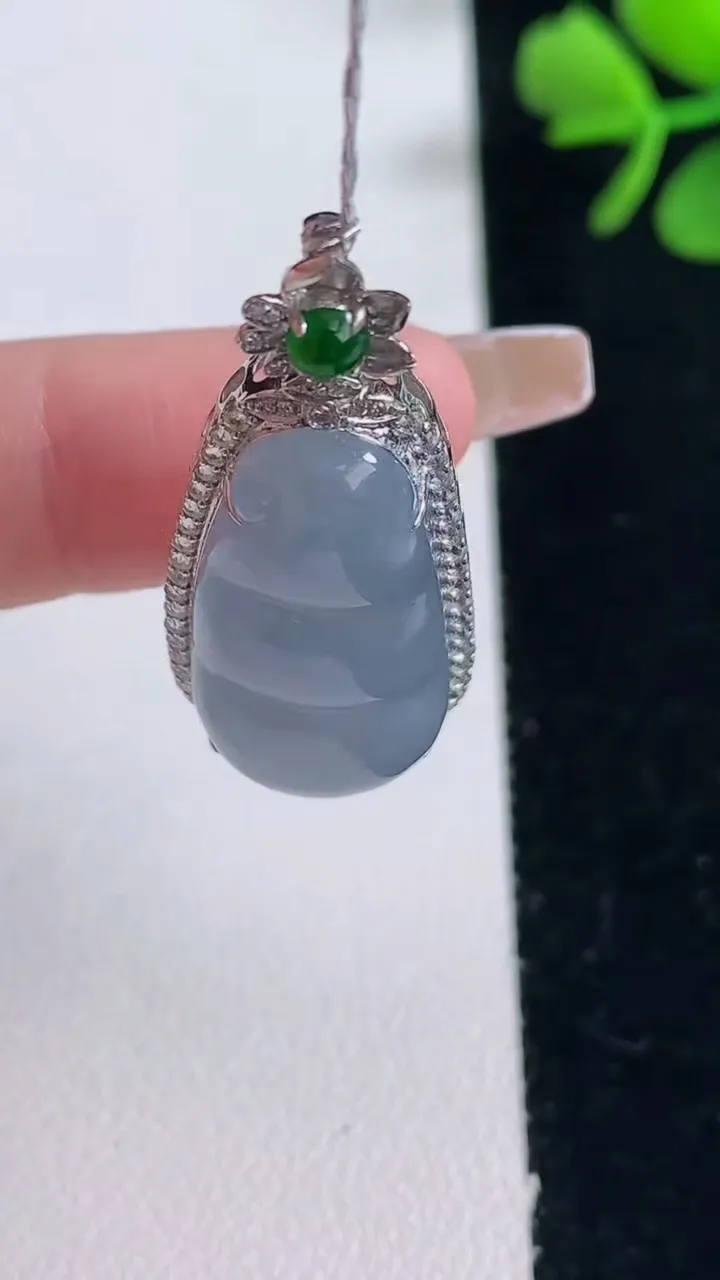 天然A货翡翠18K金紫罗兰福豆吊坠，尺寸36.4-15.3-8.9，25-12.6重量:6.49g
12月30日