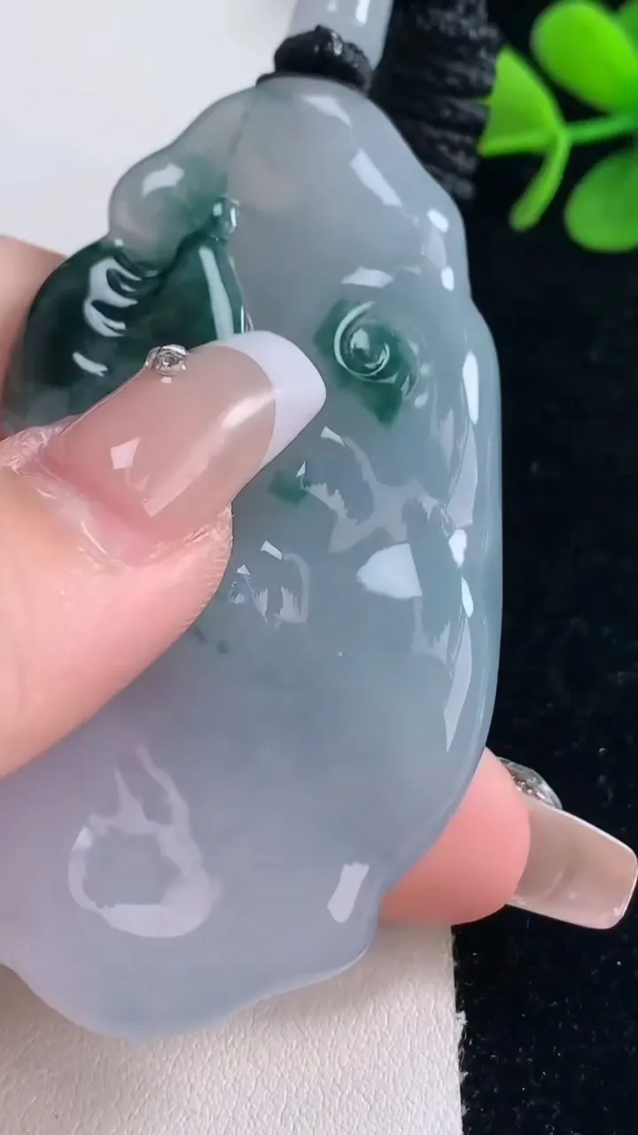 天然A货翡翠种飘花一念之间吊坠，尺寸66.8-36.8-11.4，重量:52.17g
12月30日