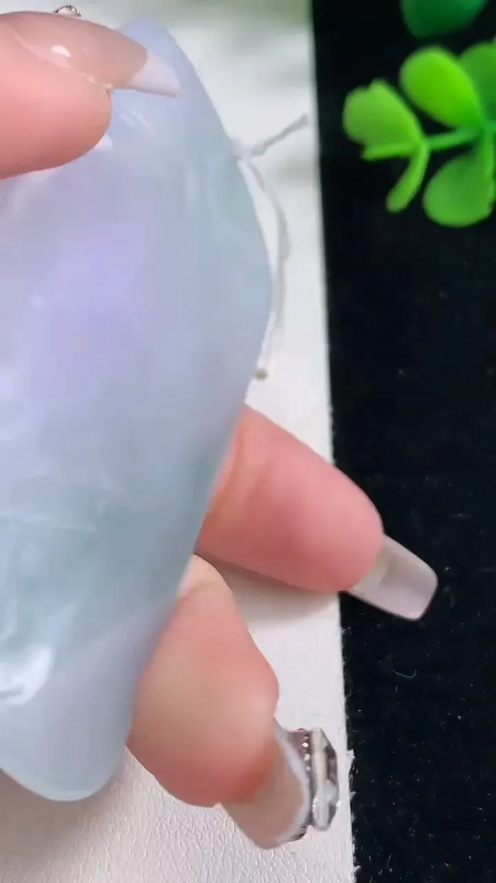 天然A货翡翠春带彩紫罗兰虚空藏菩萨吊坠，尺寸74-46.3-5.2，重量:44.19g
12月30日