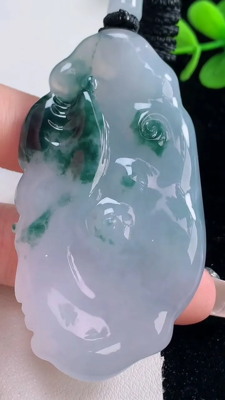 天然A货翡翠种飘花一念之间吊坠，尺寸66.8-36.8-11.4，重量:52.17g
12月30日