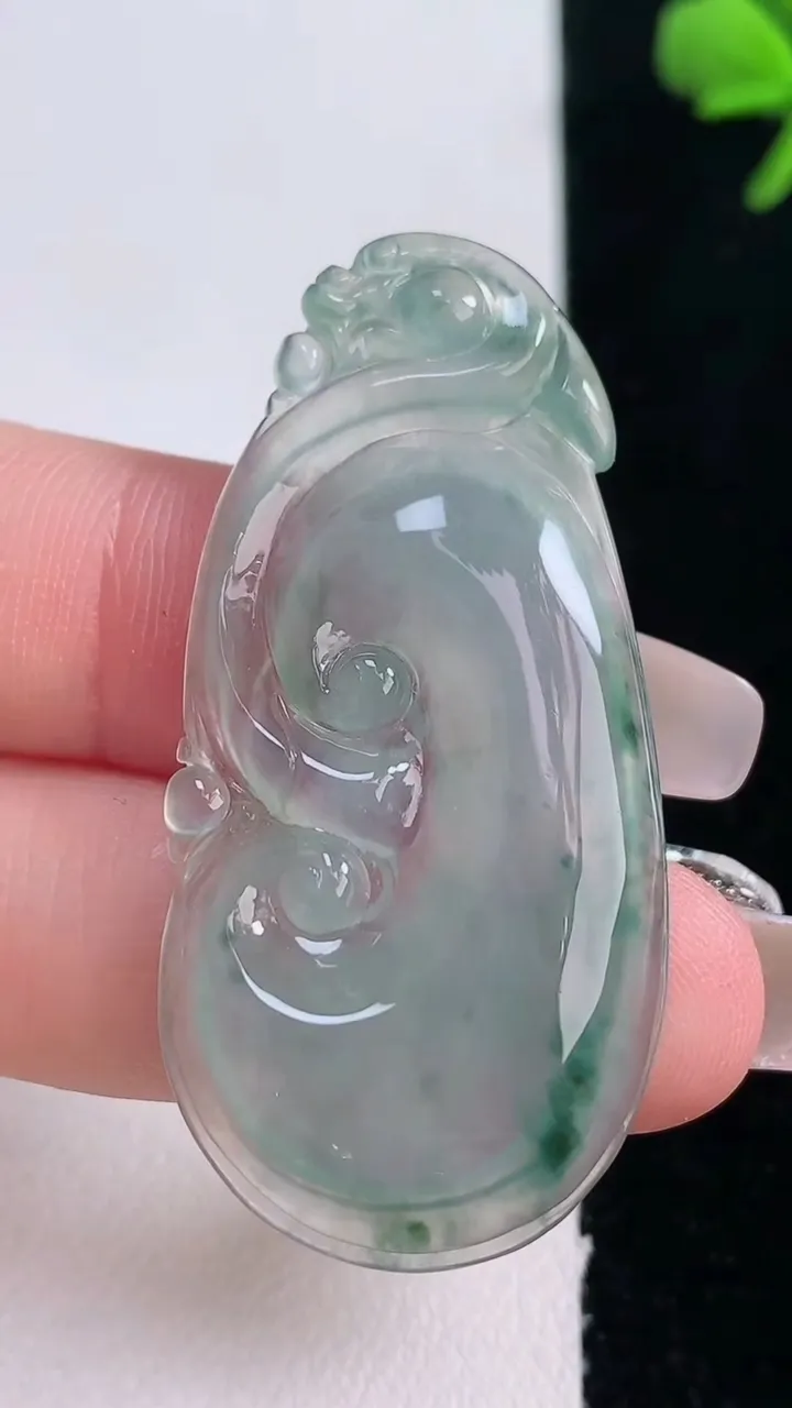 天然A货翡翠冰种飘花如意吊坠，尺寸46.2-22.8-4.8，重量:6.83g
12月30日