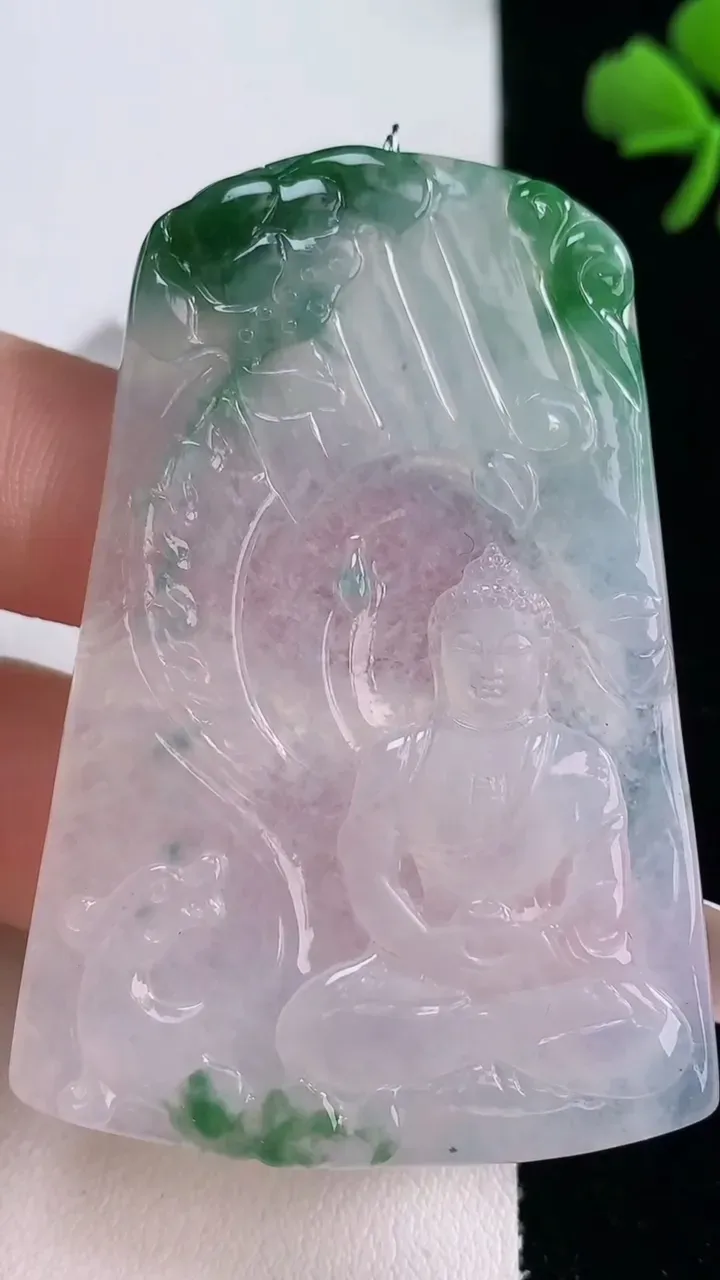 天然A货翡翠大日如来吊坠，尺寸58-38.7-4.8，重量:23.35g
12月30日