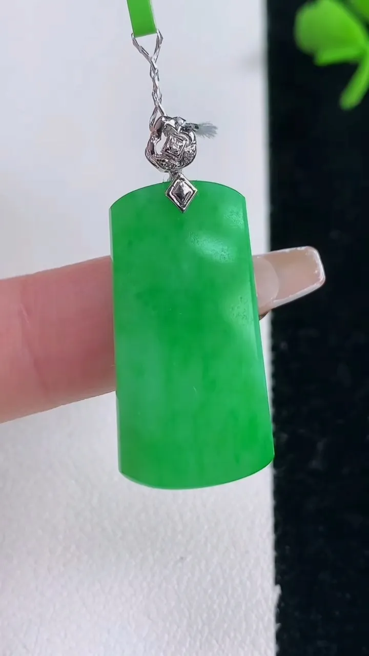 天然A货翡翠无事牌吊坠，尺寸27.4-13.7-3，重量:4.08g
12月30日