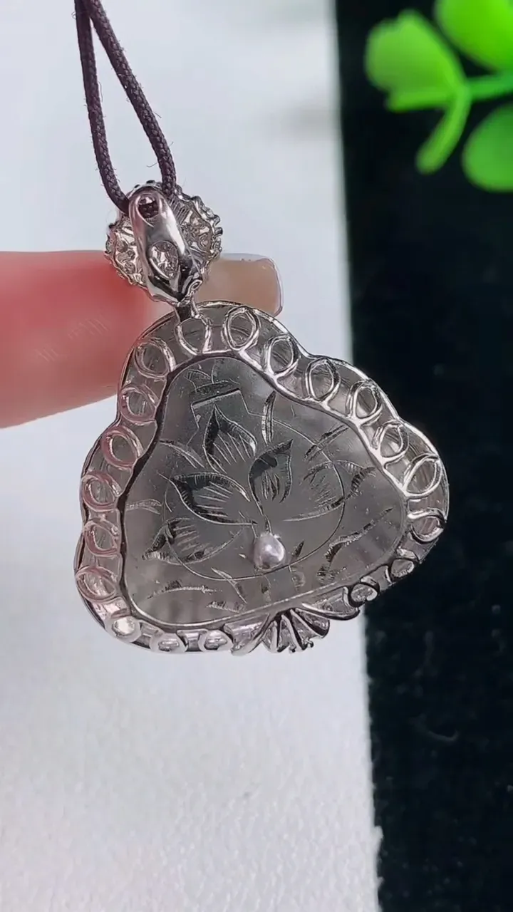 天然A货翡翠18K金紫罗兰佛公吊坠，尺寸32.2-25-9.2，裸石20.4-23重量:8.18g
12月30日