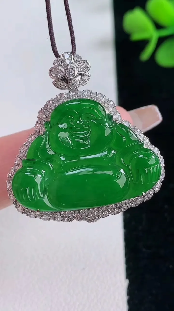 天然A货翡翠佛公吊坠，尺寸32.5-30.5-9.3，裸石20.1-27.3重量:7.78g
12月