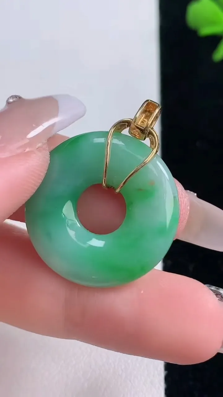 天然A货翡翠平安环吊坠，尺寸24-4.6，重量:6.47g
12月30日