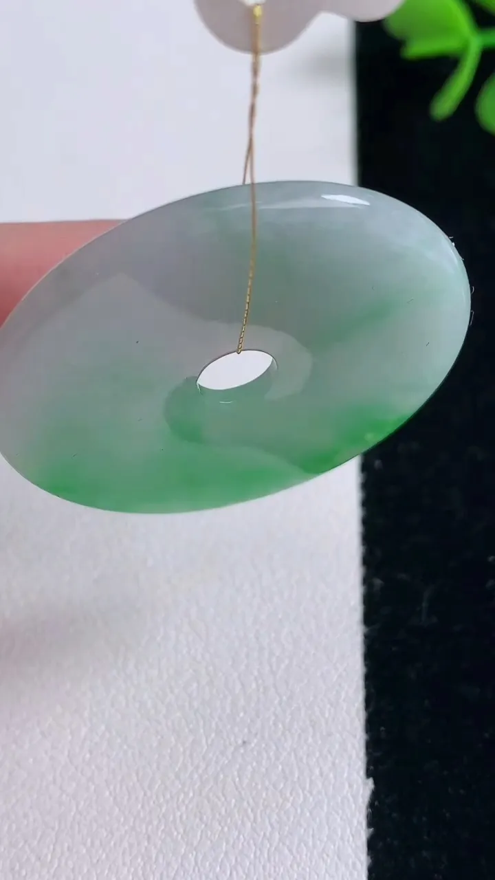 天然A货翡翠平安扣吊坠，尺寸37.5-3.9，重量:13.33g
12月30日