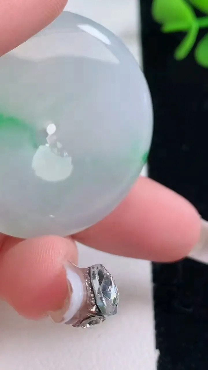 天然A货翡翠平安扣吊坠，尺寸37.2-5.5，重量:17.48g
12月30日