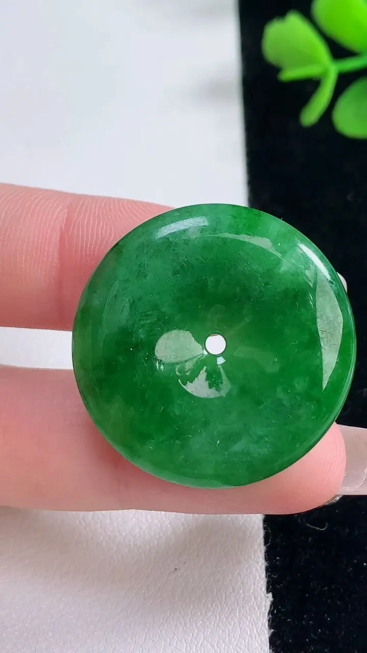 天然A货翡翠平安扣吊坠，尺寸29.3-4.7，重量:8.49g
12月30日