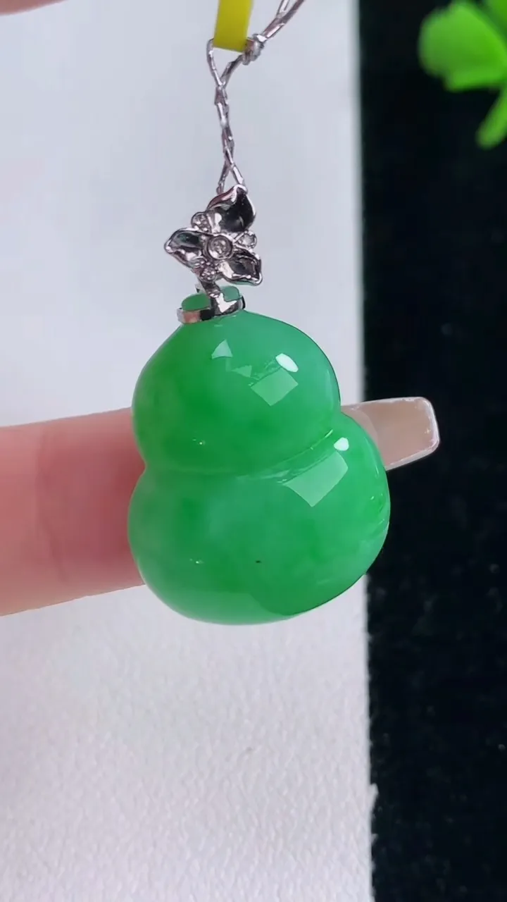 天然A货翡翠葫芦吊坠，尺寸23.7-18.4-6.1，重量:6.53g
12月30日