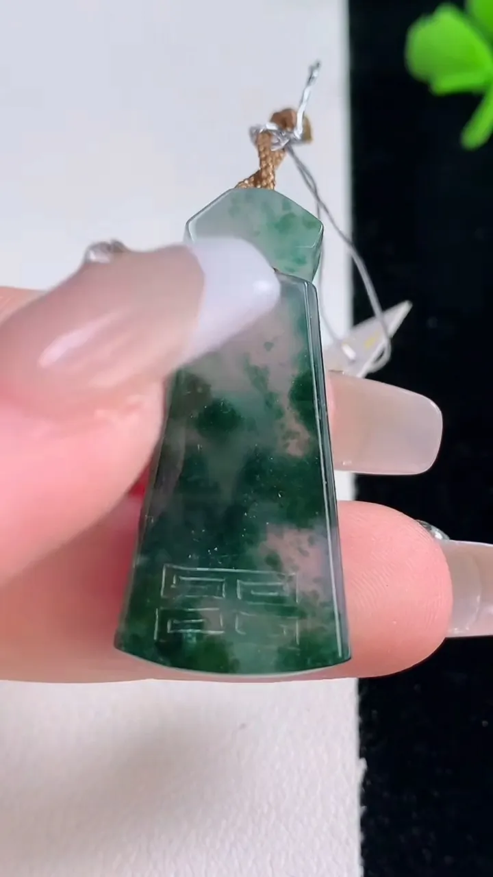 天然A货翡翠冰种飘花仿古无事牌吊坠，尺寸28.3-16-5.7，重量:7.77g
12月30日