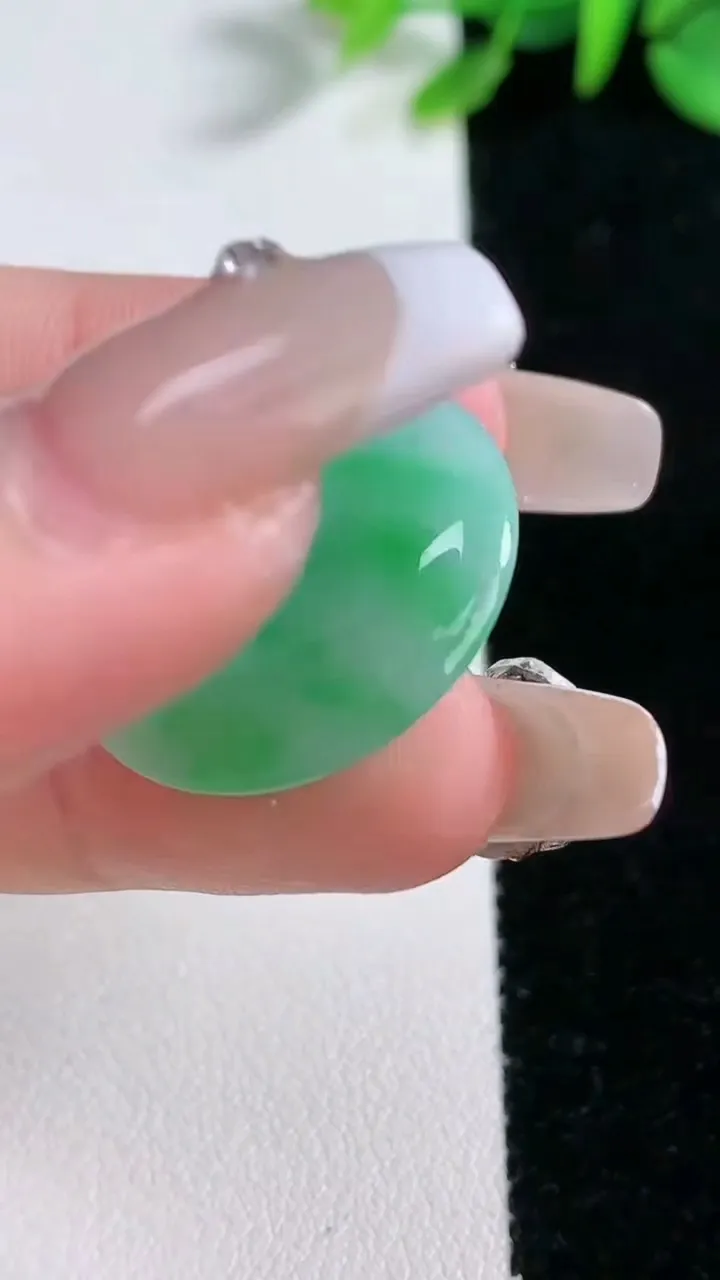 天然A货翡翠平安扣吊坠，尺寸23.8-4.7，重量:5.48g
12月30日