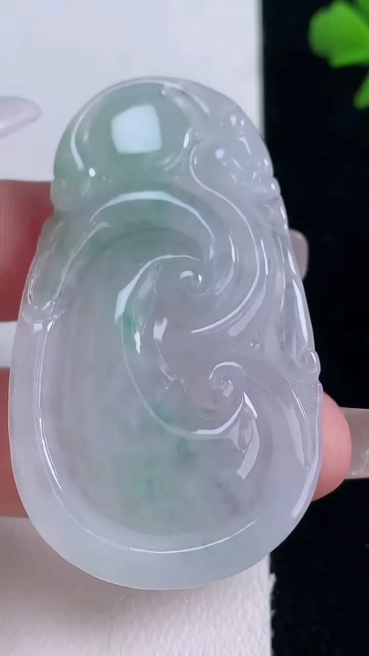 天然A货翡翠如意吊坠，尺寸53.2-30-6，重量:17.87g
12月30日