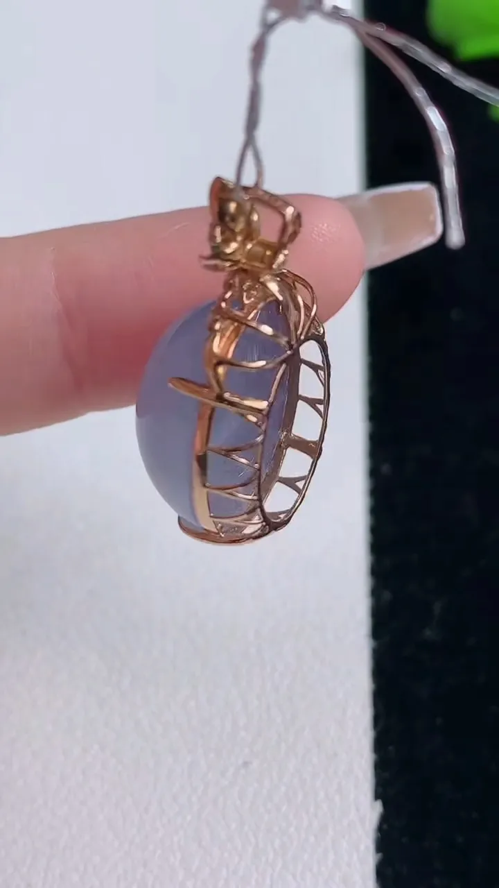 天然A货翡翠18K金紫罗兰蛋面吊坠，尺寸25.7-17.3-14-10，重量:4.58g
12月30日