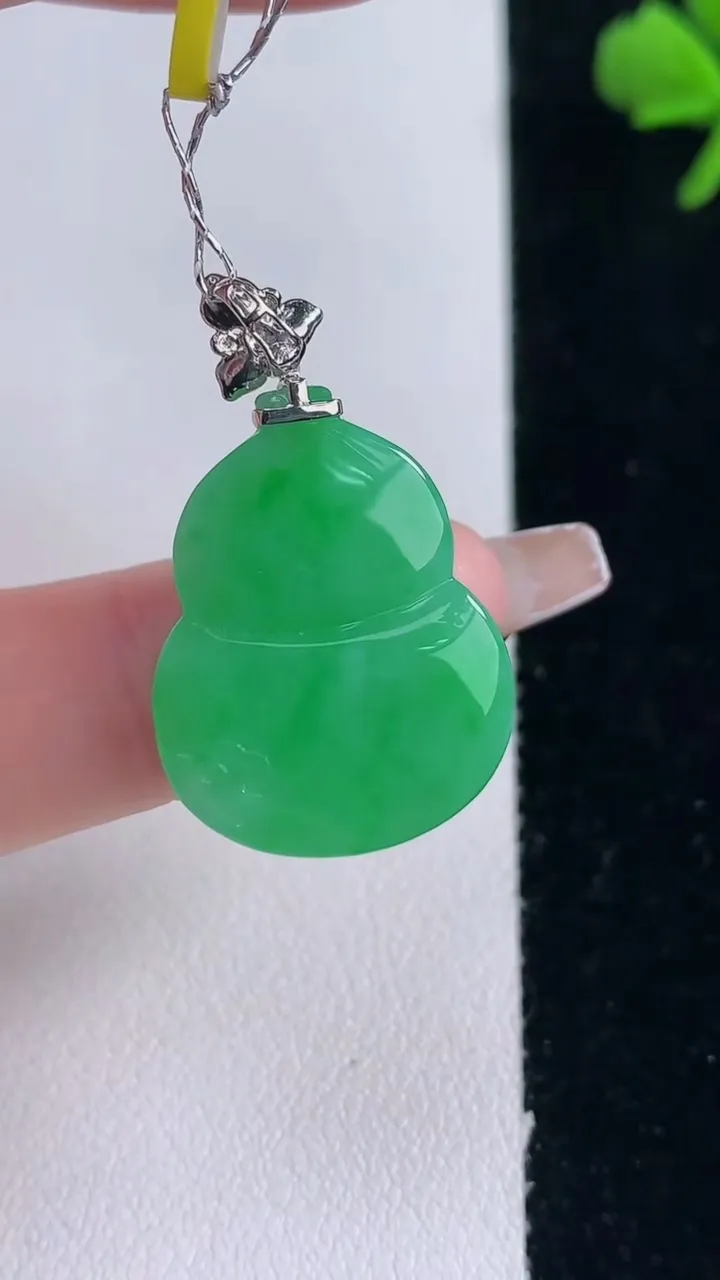 天然A货翡翠葫芦吊坠，尺寸23.7-18.4-6.1，重量:6.53g
12月30日