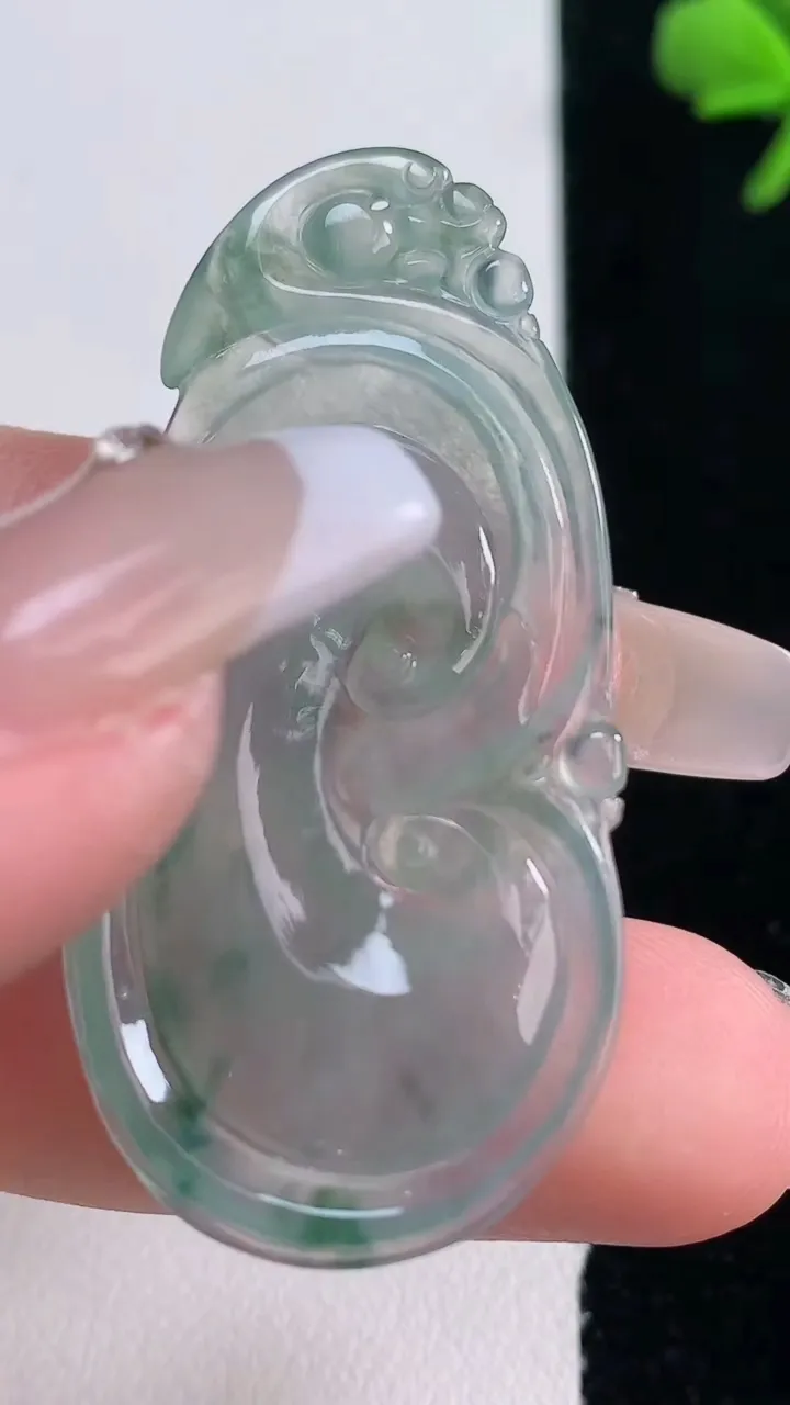 天然A货翡翠冰种飘花如意吊坠，尺寸46.2-22.8-4.8，重量:6.83g
12月30日