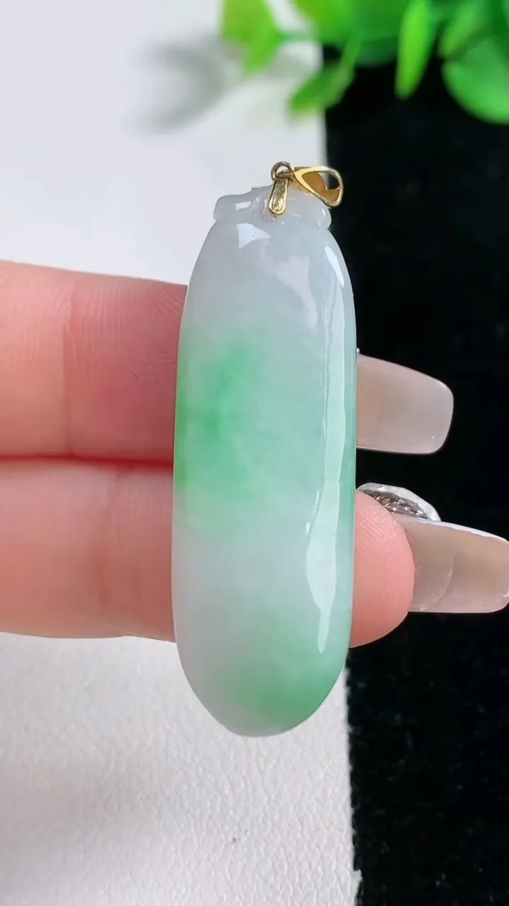天然A货翡翠福瓜吊坠，尺寸38.5-13.5-7.3，重量:9.62g
12月30日
