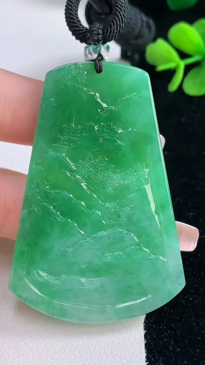 天然A货翡翠山水牌吊坠，尺寸59.5-40.2-5.6，重量:32.48g
12月30日