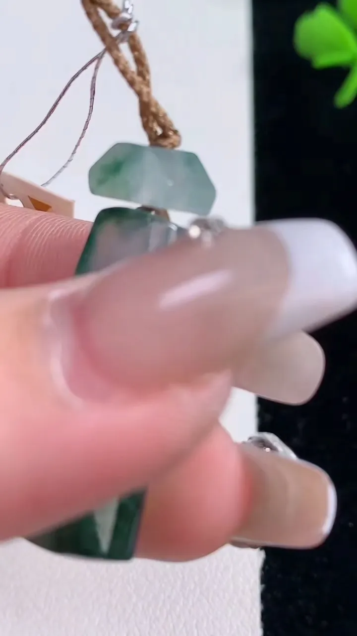 天然A货翡翠冰种飘花仿古无事牌吊坠，尺寸28.3-16-5.7，重量:7.77g
12月30日