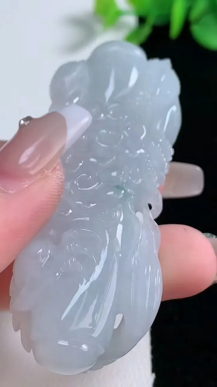 天然A货翡翠飘花龙牌吊坠，尺寸66-25.4-13.7，重量:40.18g
12月30日