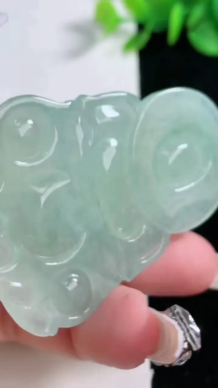 天然A货翡翠观音菩萨吊坠，尺寸56.6-39.2-6，重量:24.44g
12月30日