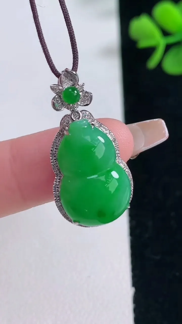 天然A货翡翠葫芦吊坠，尺寸27.6-13.8-7.6，裸石18.2-12重量:3.08g
12月30