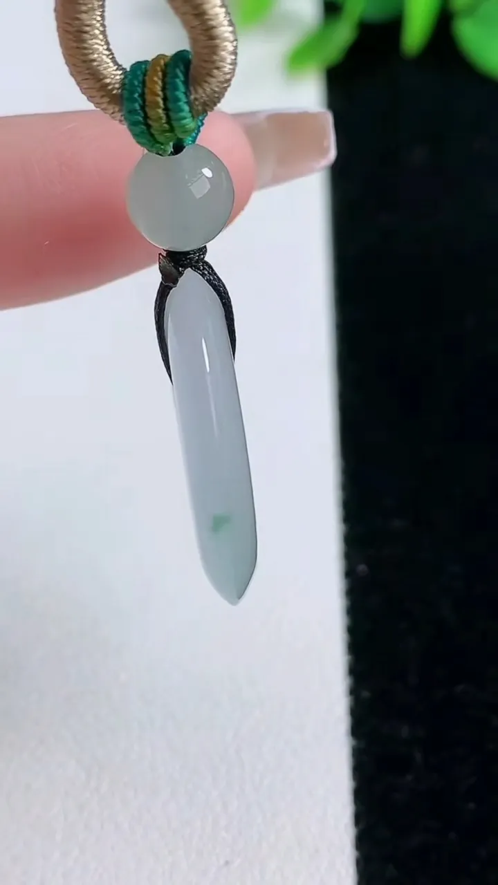 天然A货翡翠冰种飘花平安扣吊坠，尺寸23.4-3.9，重量:8.91g
12月30日