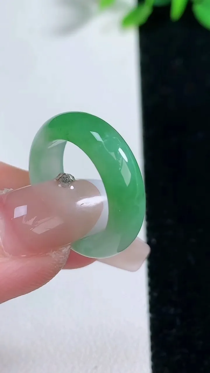 天然A货翡翠指环戒指，尺寸16-5.4-2.9，重量:3.30g2025年12月30日
工厂直销收藏佳品,种好水足，色泽均匀，有种有色，上手高大气！
