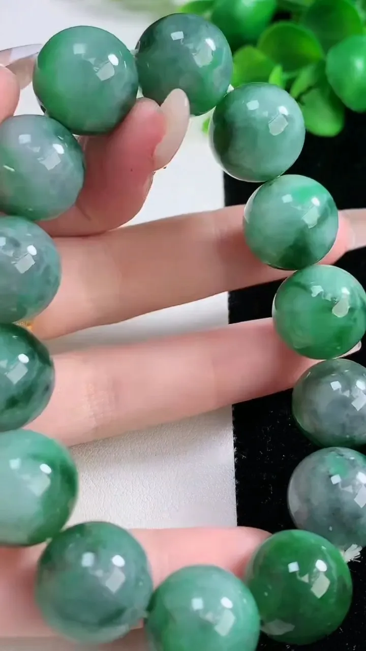 天然A货翡翠圆珠手串，尺寸15.2-14颗，重量:84.39g12月30日
工厂直销收藏佳品,种好水