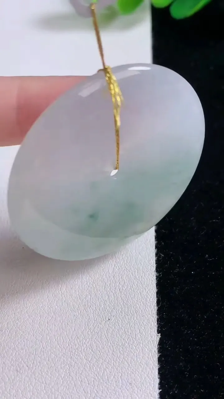 天然A货翡翠冰种飘花平安扣吊坠，尺寸45.6-5.8，重量:24.67g
12月30日