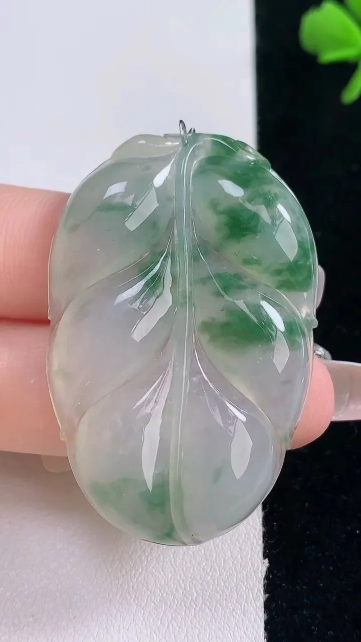 天然A货翡翠冰种飘花金枝玉叶 叶子吊坠，尺寸46.6-31.5-5.1，重量:15.91g
12月3