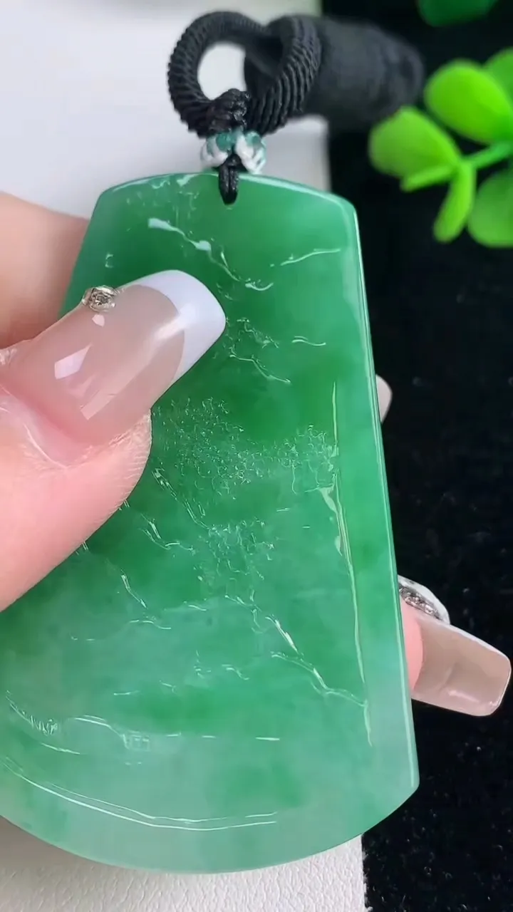 天然A货翡翠山水牌吊坠，尺寸59.5-40.2-5.6，重量:32.48g
12月30日