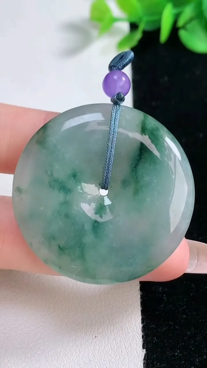 天然A货翡翠冰种飘花平安扣吊坠，尺寸39.2-5.3，重量:18.33g
12月30日