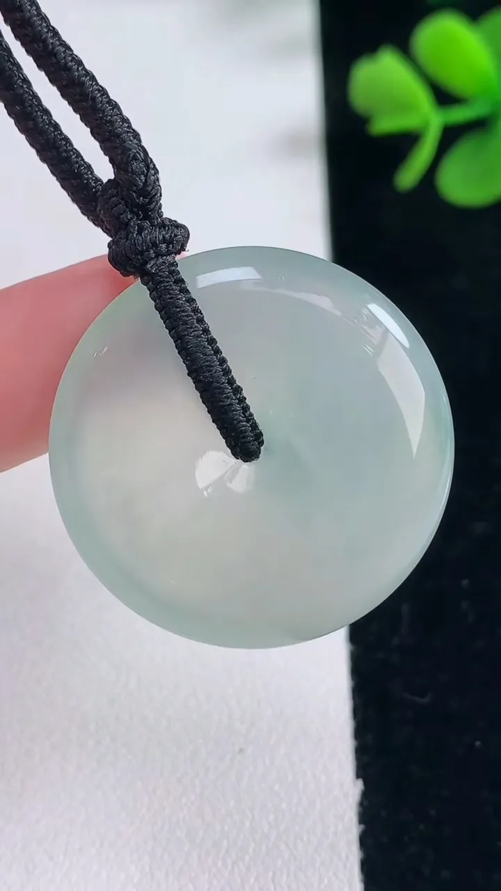 天然A货翡翠平安扣吊坠，尺寸29.7-6.3，重量:14.89g
12月30日