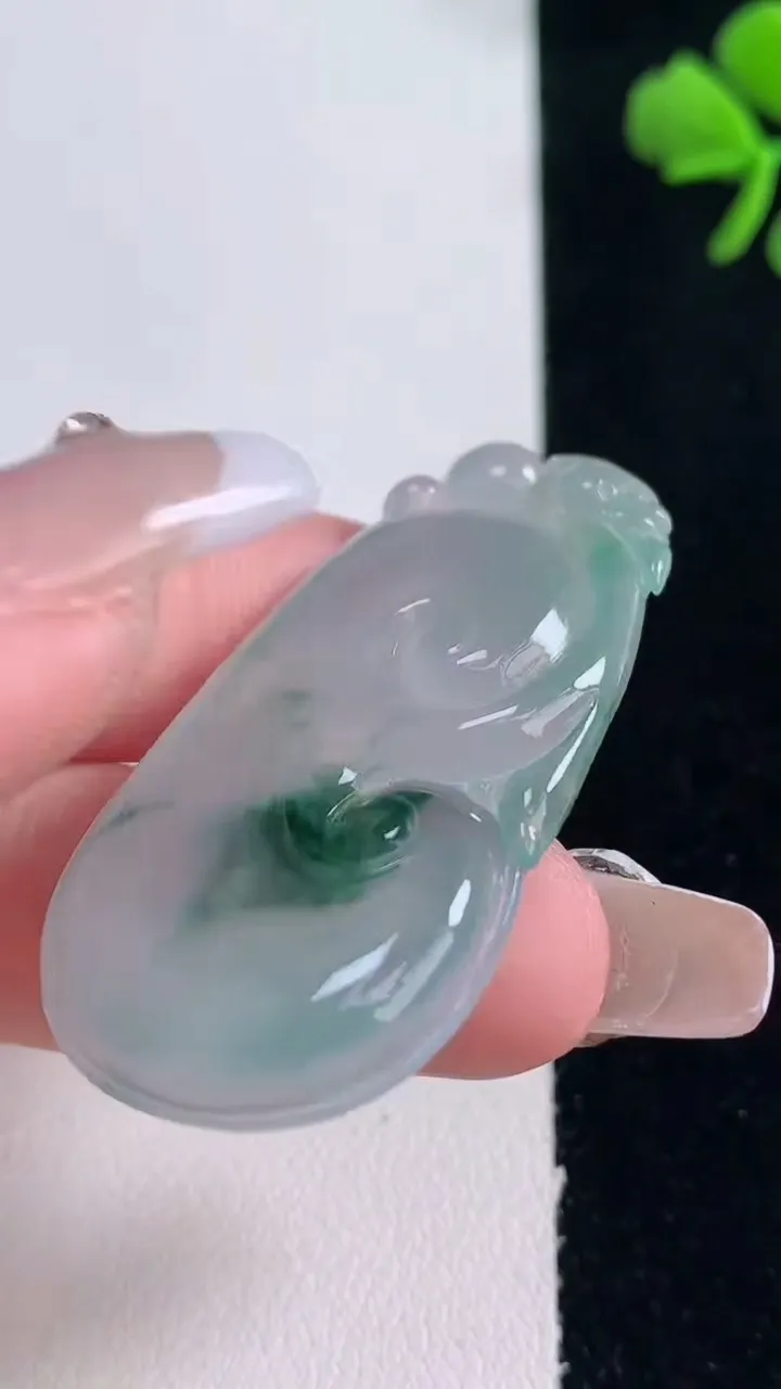 天然A货翡翠冰种飘花如意吊坠，尺寸44.7-22.8-4.7，重量:10.54g
12月30日