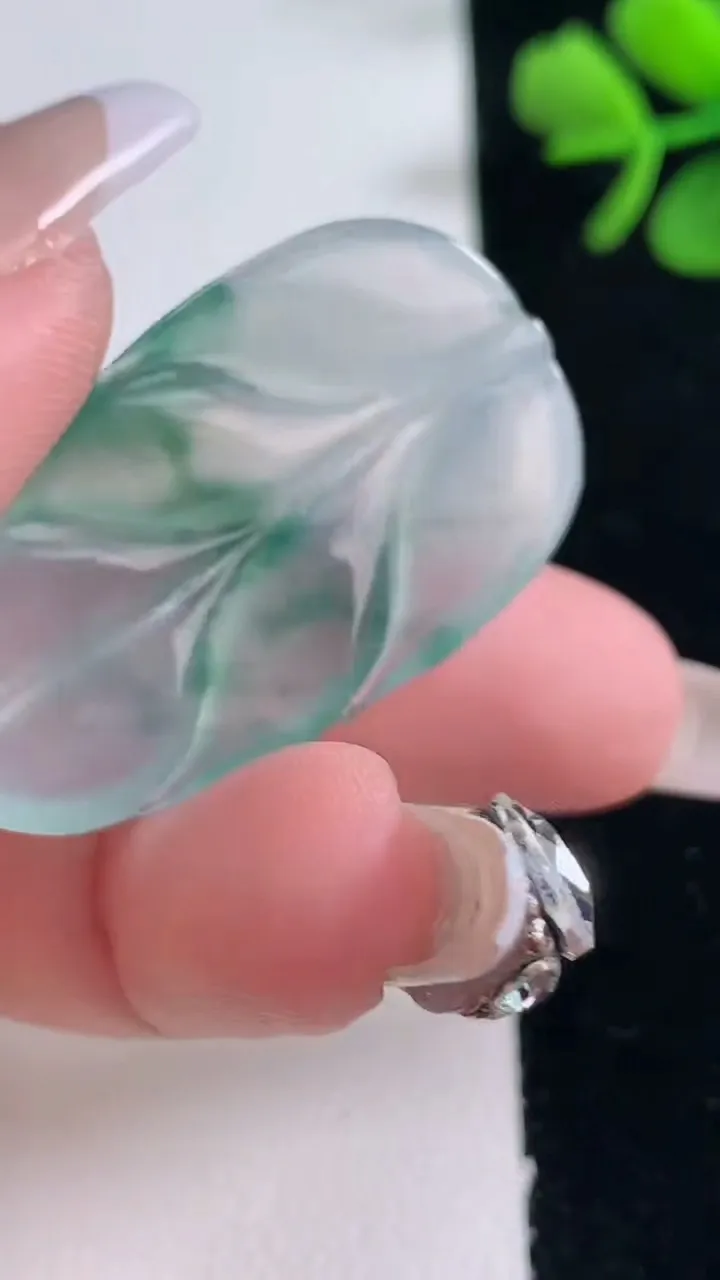 天然A货翡翠种飘花金枝玉叶 叶子吊坠，尺寸38.4-22-4，重量:6.70g
12月30日